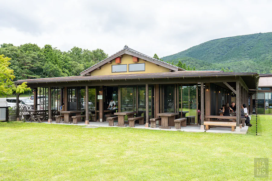 飯田高原Bebenko農家餐廳木屋建築與半戶外座位區