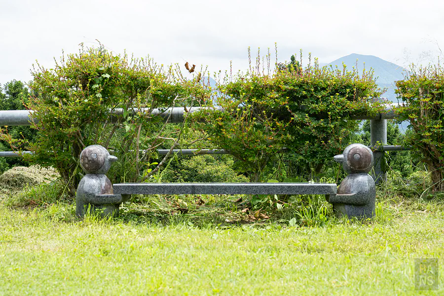 Bebenko農家餐廳草地上小鳥石雕造型長椅