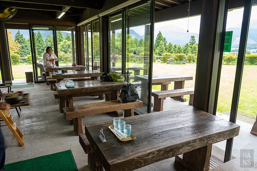 Bebenko農家餐廳半戶外座位區原木長桌面向草原