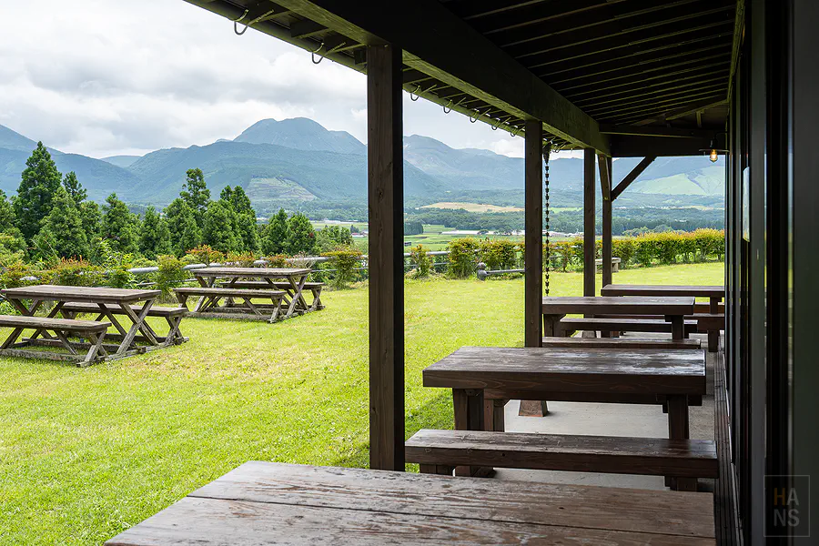Bebenko農家餐廳屋簷下座位眺望九重連山