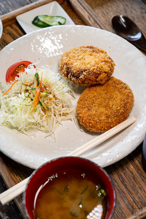 Bebenko豐後牛可樂餅定食酥脆外皮特寫