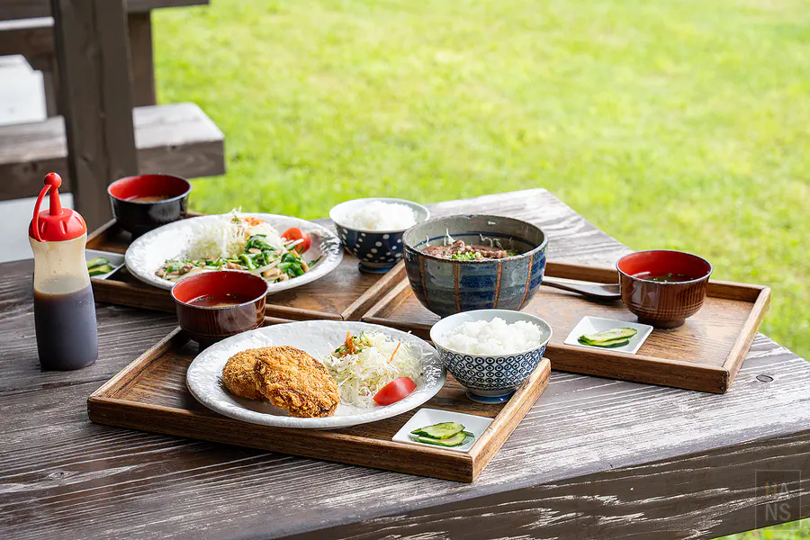 Bebenko農家餐廳戶外座位草原前享用定食
