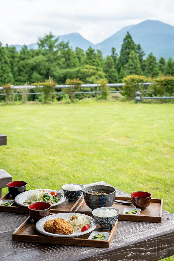Bebenko戶外用餐區餐點與九重連山同框