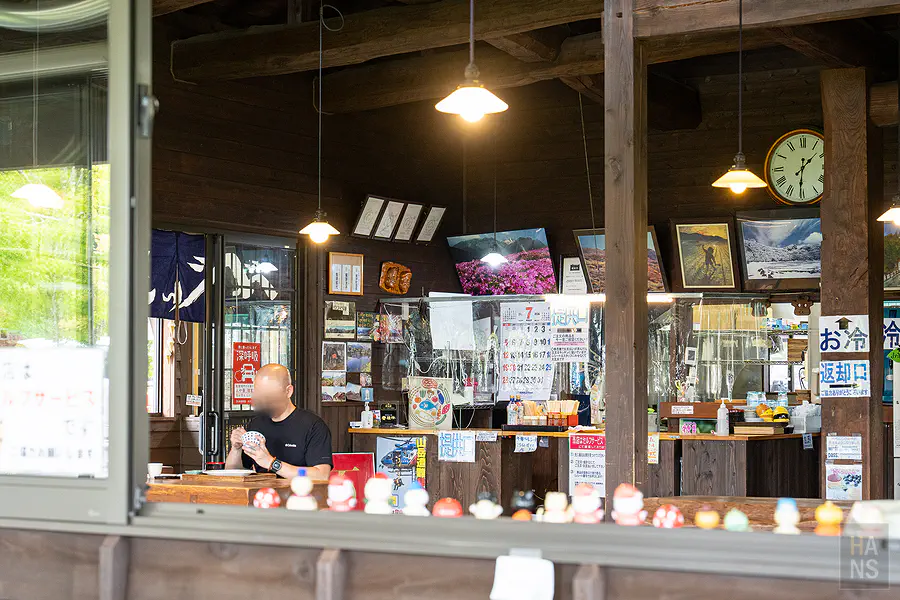 Bebenko農家餐廳店內暖黃燈光木質空間一景