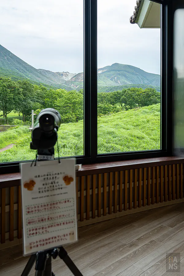 長者原遊客中心二樓展望窗邊望遠鏡與九重連山火山地形景觀