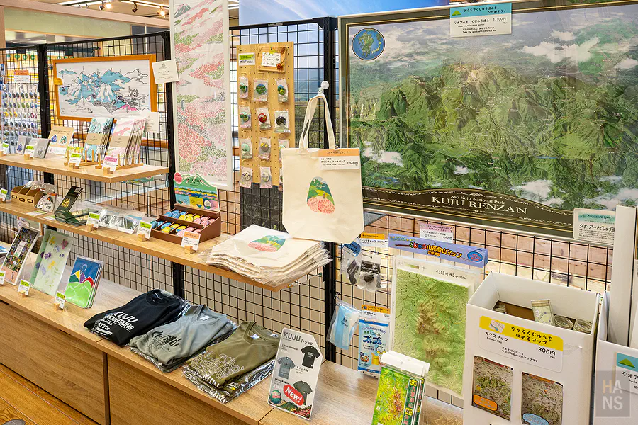 長者原遊客中心賣店九重連山立體地形圖與登山主題商品陳列