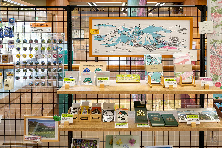 長者原遊客中心賣店阿蘇九重國立公園主題貼紙徽章與明信片商品