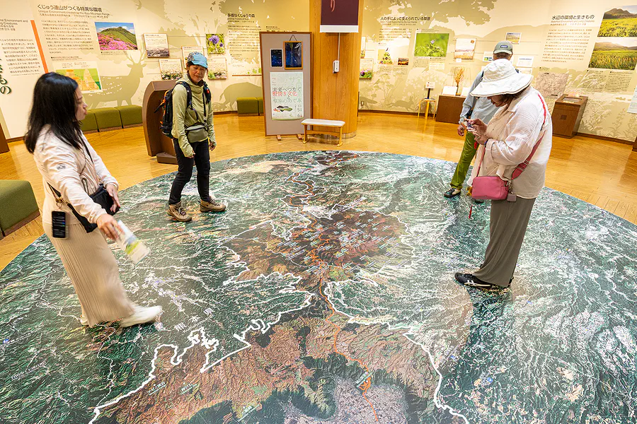 長者原遊客中心館內可踩踏的九重連山大型立體衛星地圖展示