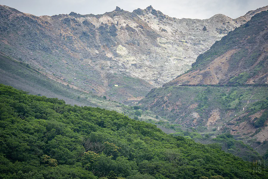 長焦壓縮下的九重連山硫黃山白色岩壁與山谷地形細節