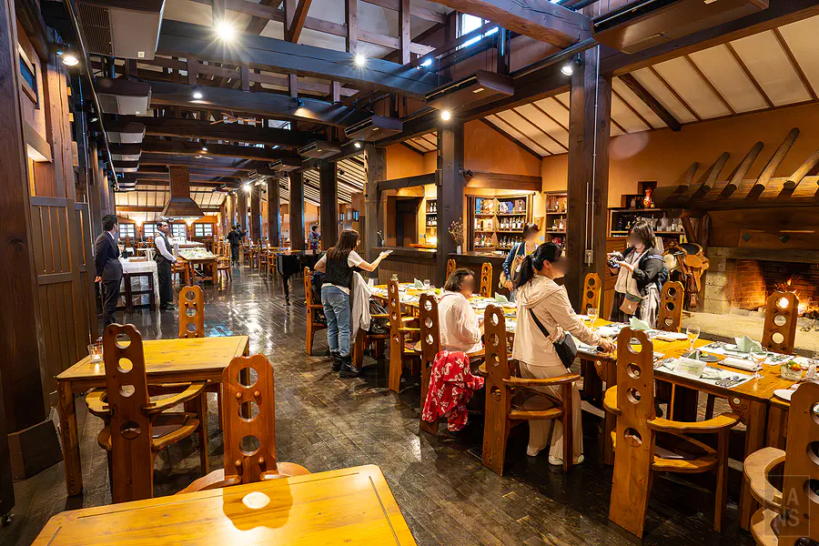 九住Resonate度假酒店挑高木構餐廳