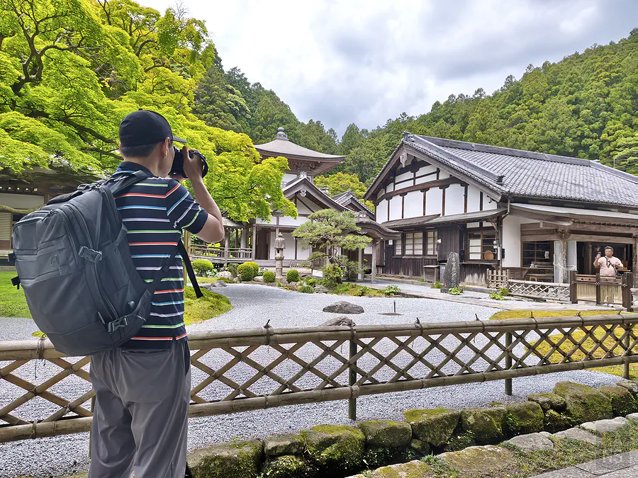 糸島雷山千如寺境內新綠與寺院建築
