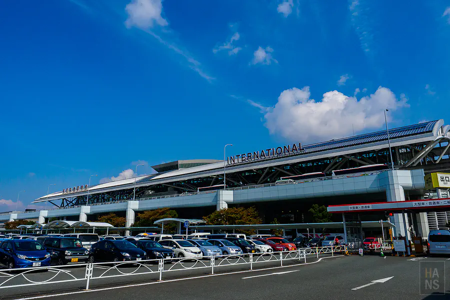 福岡機場國際線航廈外觀與藍天白雲