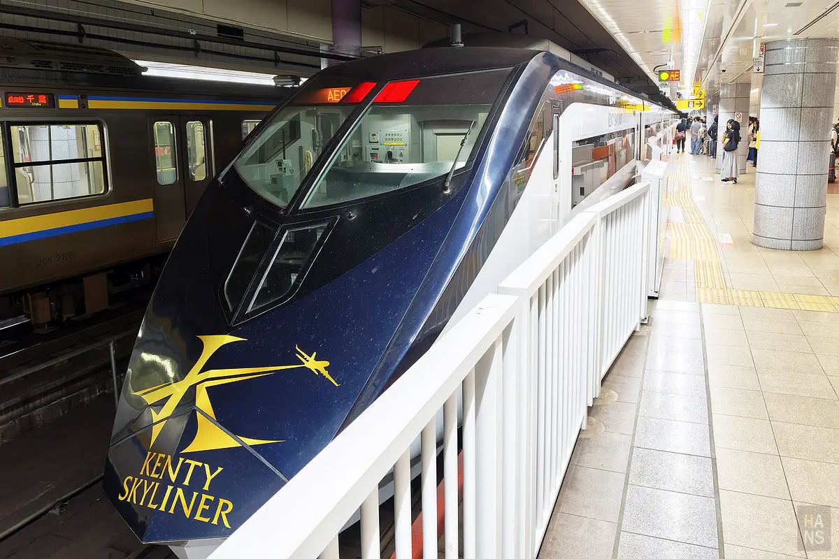京成 Skyliner 桃園機場捷運聯票全攻略:線上購票、代幣兌換、實際搭乘一次搞懂,成田到上野只要45分鐘,省錢又省時 京成Skyliner KENTY SKYLINER特別塗裝列車停靠成田機場月台