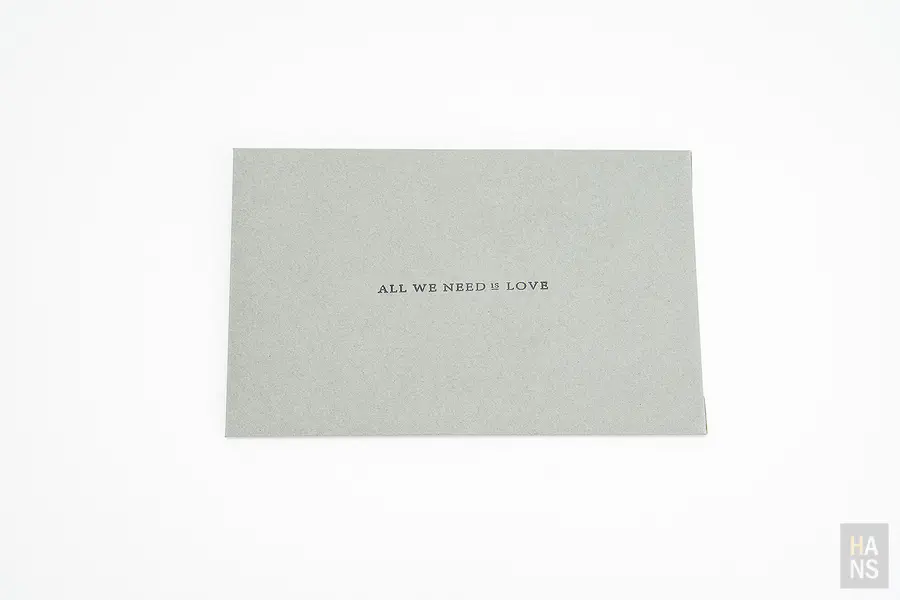 AWNL 灰色小信封印著 All We Need Is Love 字樣