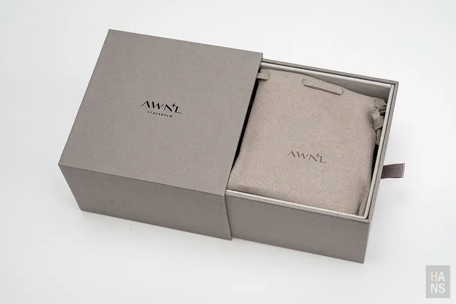 AWNL 抽屜禮盒內放著絨布束口袋