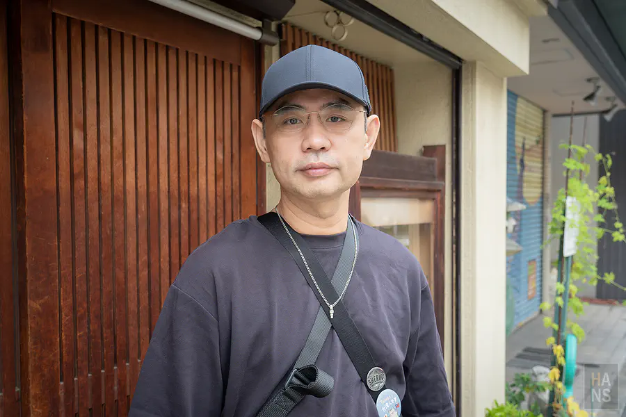 翰斯在東京街頭戴帽子與 AWNL 瑞典隕石項鍊的日常穿搭