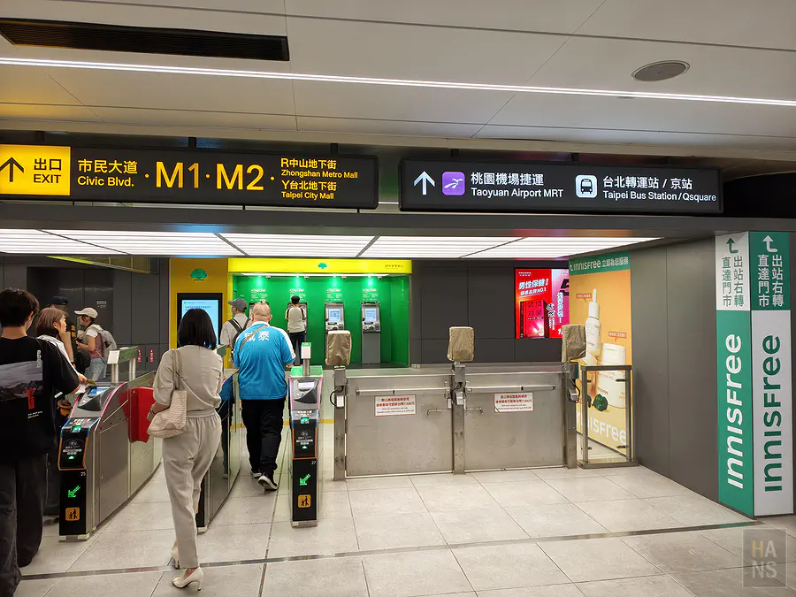 台北捷運出口往桃園機場捷運與台北轉運站的方向指標