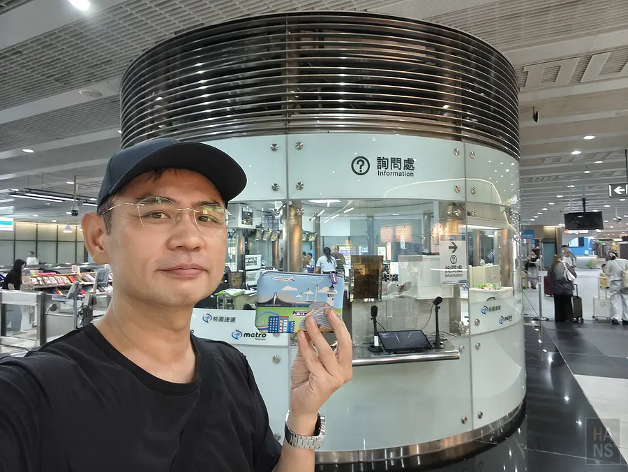 翰斯在桃園機場捷運詢問處兌換三社聯合活動桃捷造型零錢包