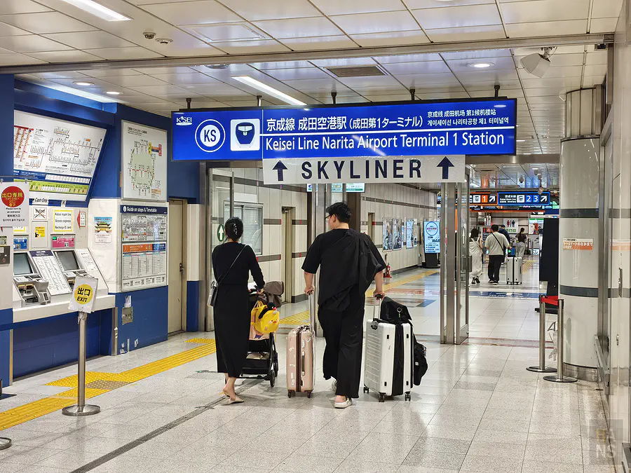 京成線成田空港駅入口，前往Skyliner月台的清楚指標