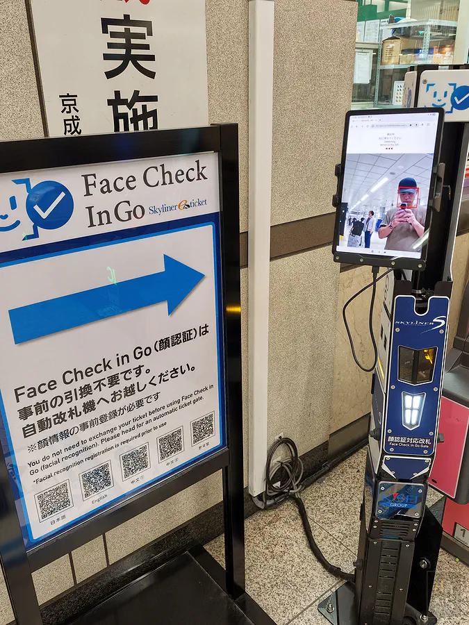 Face Check in Go臉部辨識立牌與平板攝影機特寫，標示無需事前換票