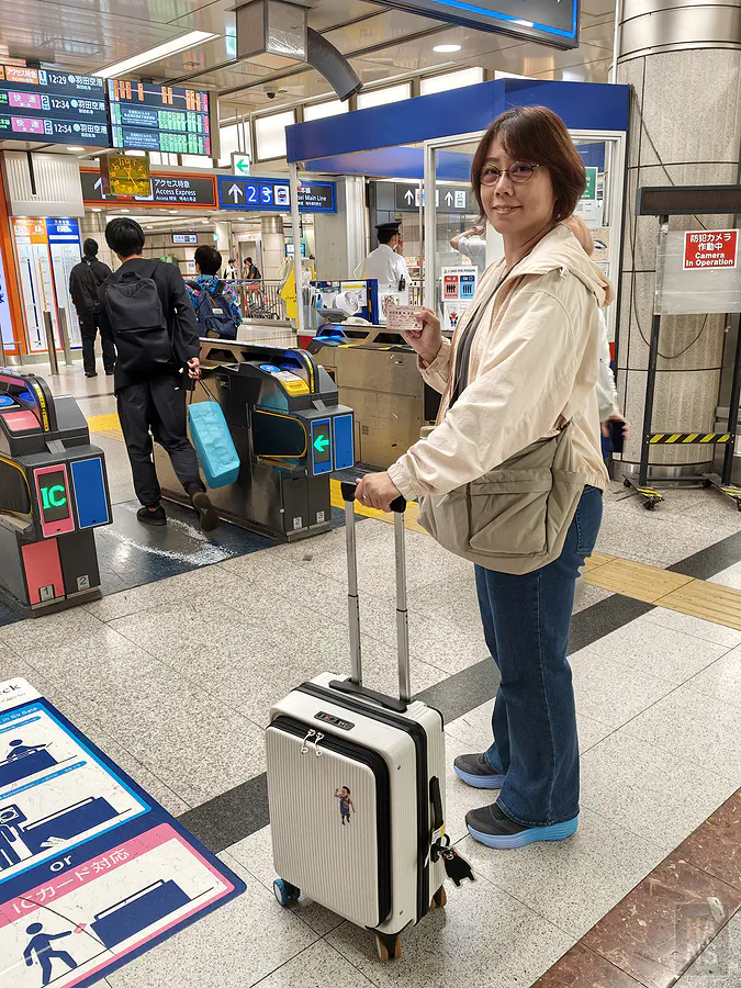 Kay拿著Skyliner車票在成田機場京成線閘門準備進站