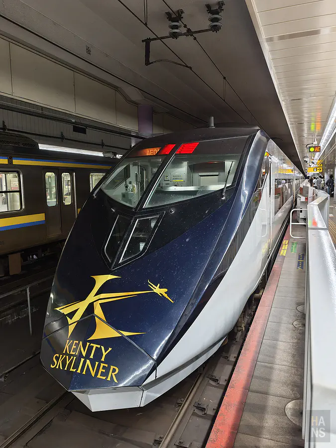 京成Skyliner AE型列車流線型車頭與KENTY SKYLINER金色標誌