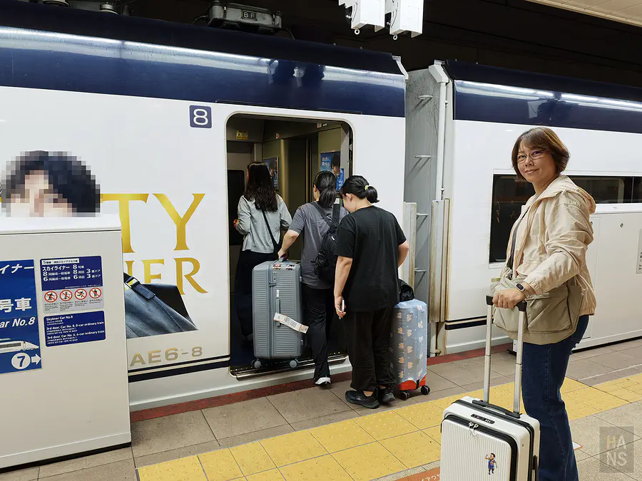 Kay拉著行李在成田機場月台準備登上京成Skyliner 8號車廂