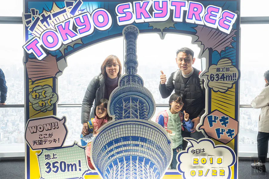 翰斯一家四口在東京晴空塔天望甲板 350 公尺拍照看板前合照