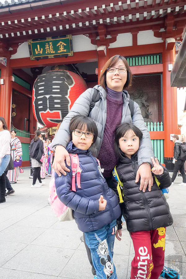 Kay 帶著兩個女兒在淺草寺雷門大紅燈籠前合照，東京自由行必訪景點