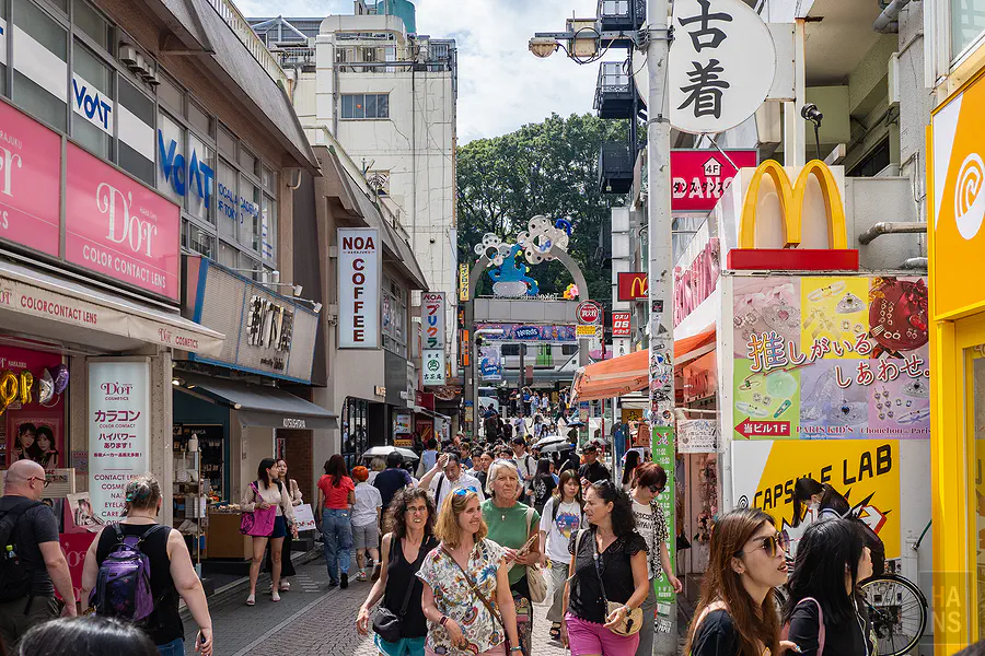 原宿竹下通夏日街景，粉紅招牌與滿街觀光客人潮