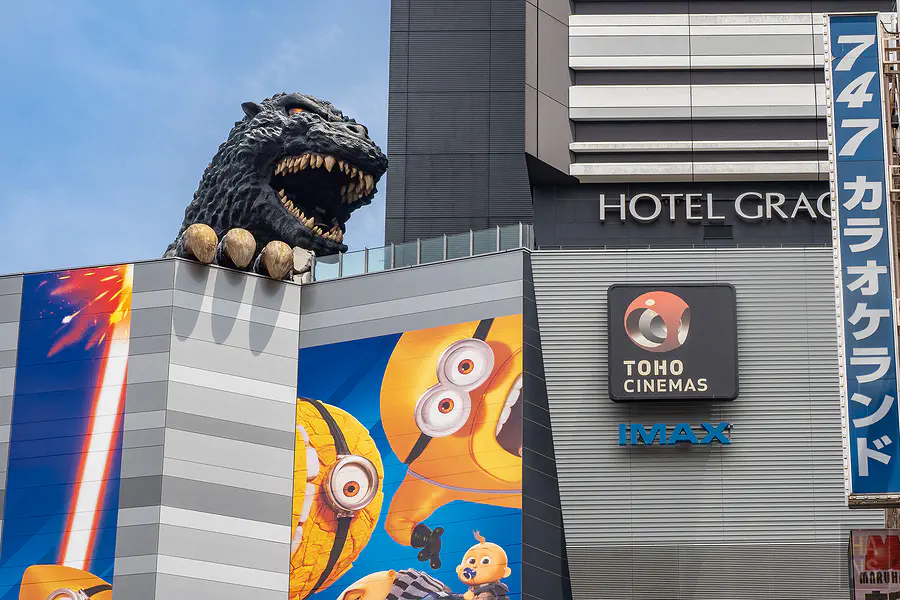 新宿歌舞伎町東寶大樓露台上的哥吉拉頭與 TOHO CINEMAS 招牌