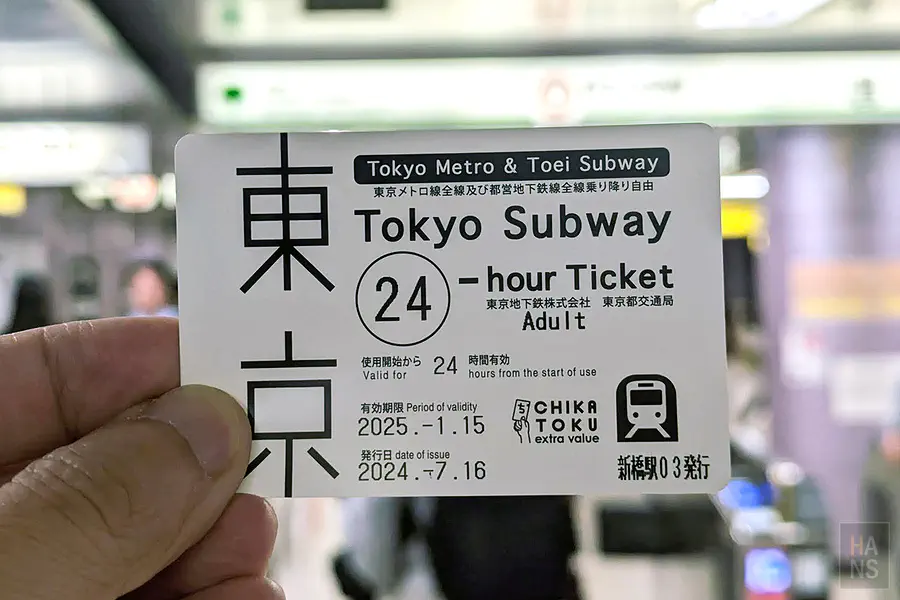 翰斯手持 Tokyo Subway Ticket 24 小時實體票卡，卡面印有 CHIKA TOKU 優惠標誌與使用效期