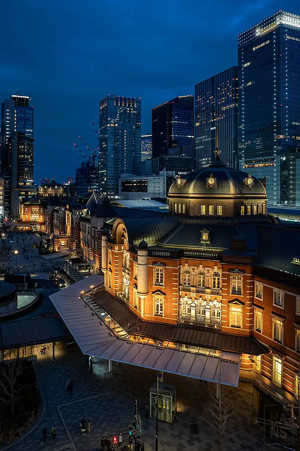 藍調時刻的東京車站丸之內站舍紅磚建築夜景，圓頂與丸之內高樓群