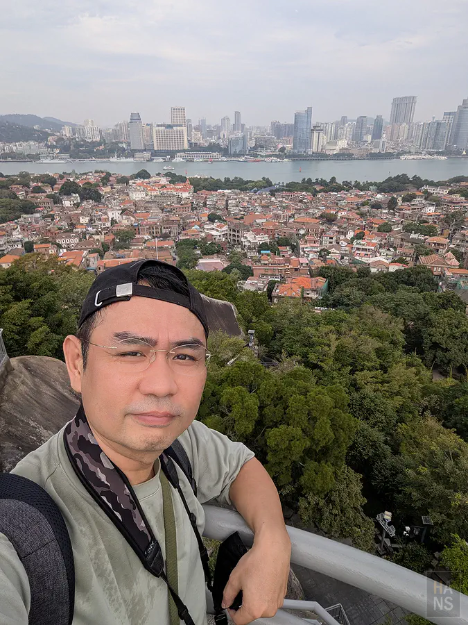 翰斯順利登頂日光岩的打卡紀念