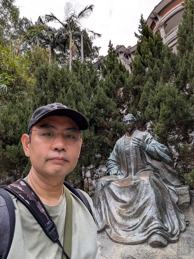 翰斯在鄭成功紀念館前的實地走訪紀錄