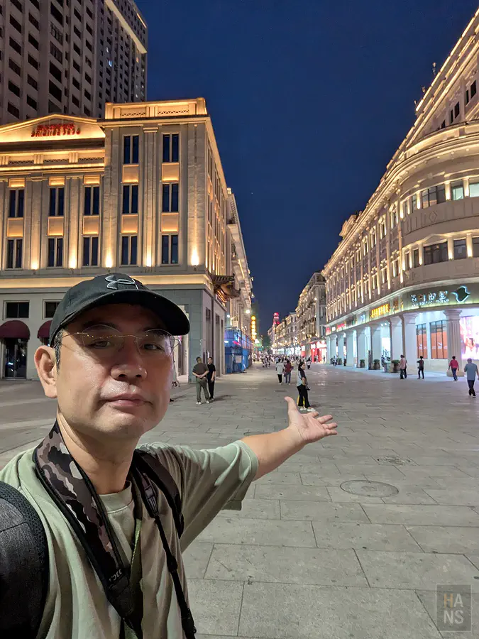 翰斯在廈門中山路步行街的自拍合照與背後充滿南洋風情的復古建築