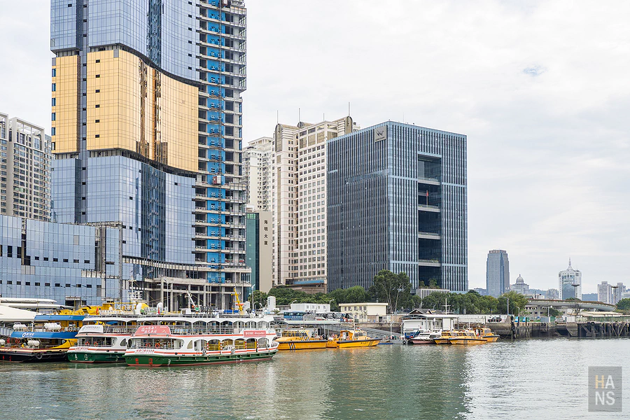 從鼓浪嶼渡輪上眺望廈門市區與東渡碼頭