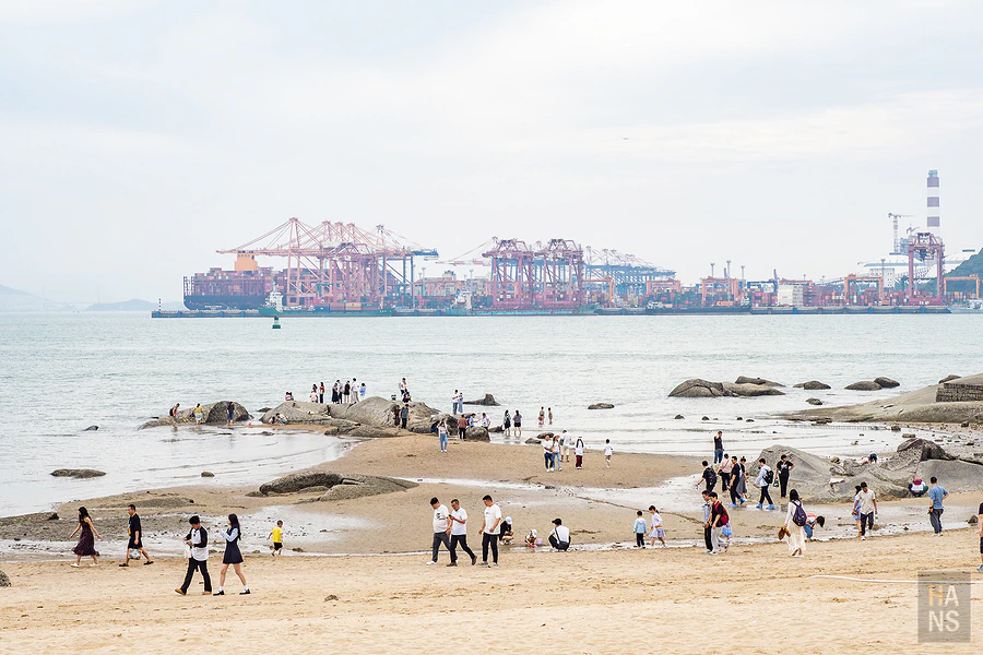 鼓浪嶼海岸沙灘與遠處的港口機具