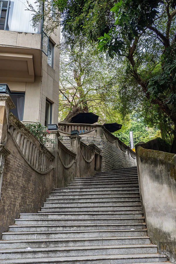 通往日光岩的長長石階步道