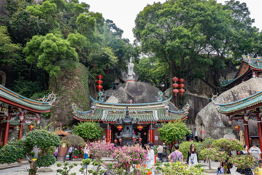 依山而建的日光岩寺與莊嚴的廟宇建築