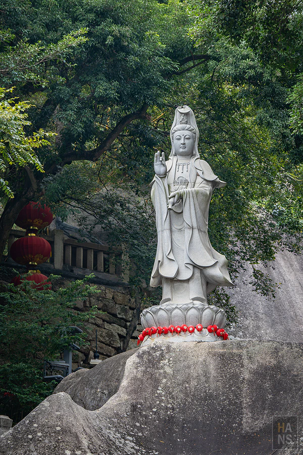 佇立在巨石上的觀音石雕像