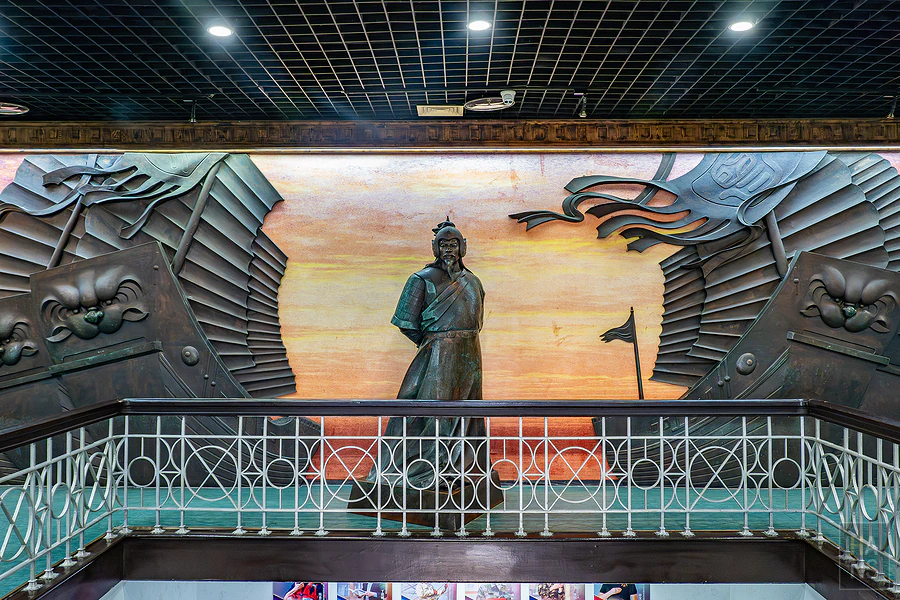 鄭成功紀念館內氣勢磅礡的武將雕塑