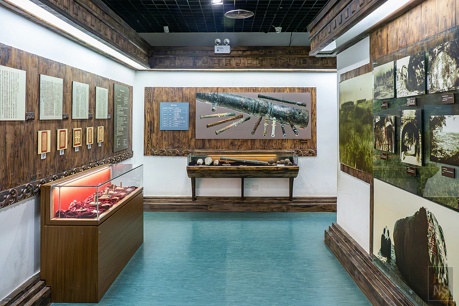 鄭成功紀念館內展示的古砲與兵器文物