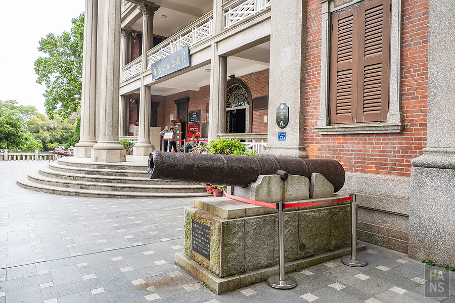 鄭成功紀念館外的長廊與古砲台遺跡