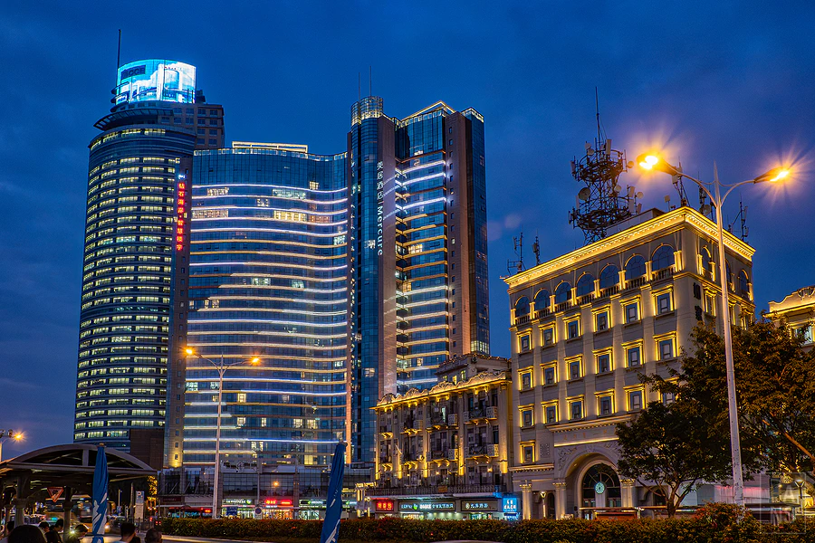 廈門輪渡碼頭對面的市區高樓大廈與絢麗夜景