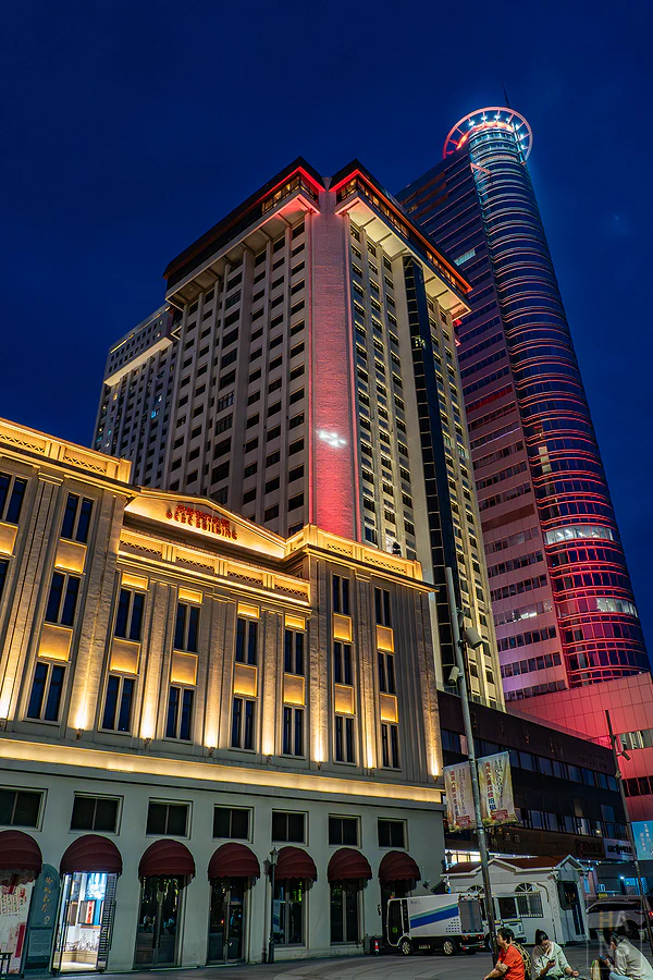 廈門市區古典復古建築與現代化摩天大樓交錯的城市夜景