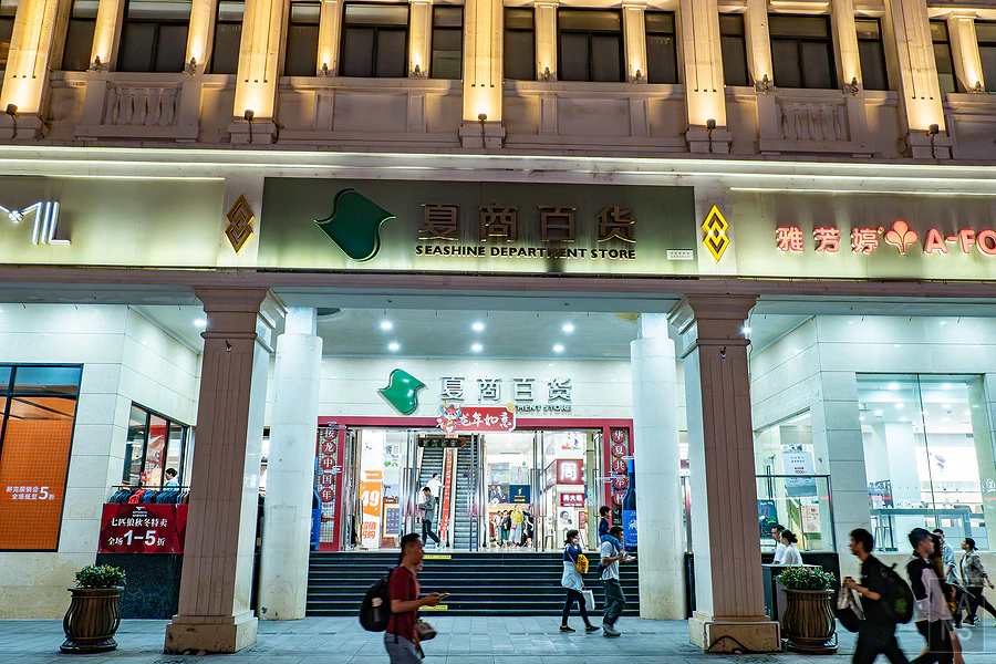 夏商百貨明亮寬敞的入口與一樓服飾店面