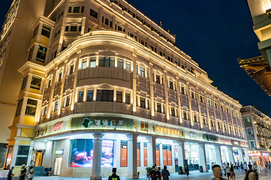 夜晚華麗的夏商百貨完整轉角建築外觀與招牌