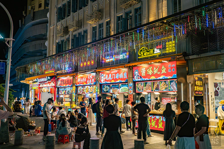 廈門中山路步行街熱鬧的露天美食街與擁擠的逛街人潮