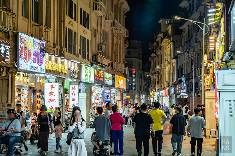 夜晚熱鬧的廈門中山路步行街與兩側林立的特色伴手禮店家